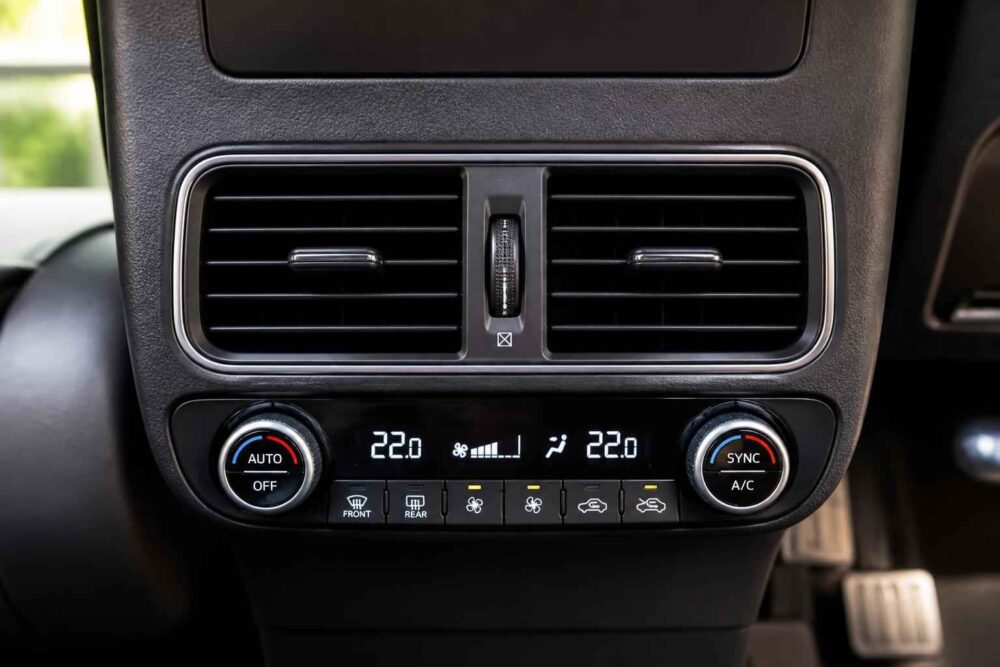 Panel klimatyzacji samochodowej z nawiewami i ustawioną temperaturą 22°C