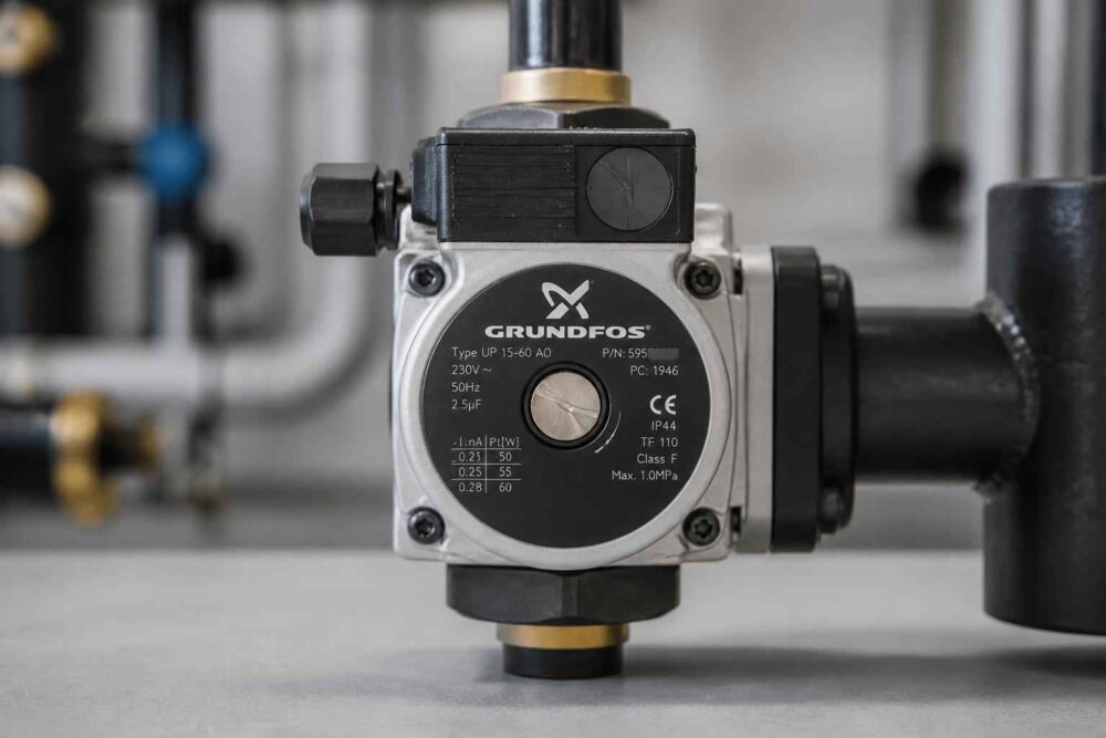Pompa obiegowa Grundfos zamontowana na rurach instalacji grzewczej
